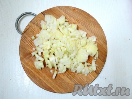 Мелко нарезаем лук.