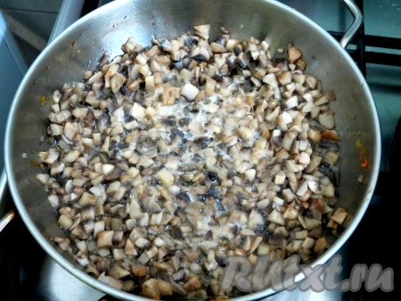 Отдельно на растительном масле в течение 10 минут, периодически помешивая, обжариваем нарезанные шампиньоны.
