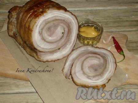 Свиную брюшину помыть и обсушить. Очищенный чеснок пропустить через пресс. Мясо натереть солью, молотым перцем и чесночной массой. Пласт мяса плотно завернуть в рулет, хорошо обмотать нитью, положить в полиэтиленовый пакет. Добавить лавровый лист и черный перец горошком. Пакет туго завязать и положить в еще в один пакет, который также туго завязать. В кипящую воду поместить пакет с рулетом и на медленном огне варить 1,5 часа. Затем готовый свиной рулет из брюшины достать из пакетов, выложить в форму для запекания и отправить в духовку, разогретую до 180 градусов. Запекать до красивого румяного цвета. Остудить и убрать нитки. Отправить в холодильник на несколько часов (лучше на ночь) до полного остывания. После этого свиной рулет выложить на блюдо, нарезать на порционные кусочки и подать на стол с горчицей или хреном.
