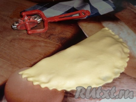 Сторону с мясом накрыть чистой половиной теста, аккуратно прижать края получившегося чебурека (края теста должны быть хорошо скреплены, чтобы при жарке не вытек сок из начинки).