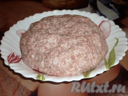 Мясо (у меня - свинина) вымыть, обсушить нарезать на кусочки. Лук очистить, разрезать на части. Мясо с луком пропустить через мясорубку, добавить соль, перец по вкусу и хорошо перемешать получившийся фарш.