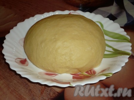 Вначале замесим заварное тесто, для этого муку нужно просеять в глубокую миску, всыпать соль и влить кипяток, быстрыми движениями перемешать мучную смесь с помощью вилки. Растопленное негорячее сливочное масло сразу же влить в мучную смесь, перемешать, добавить яйцо. Замесить однородное, мягкое, не липнущее к рукам заварное тесто. Тесто для чебуреков, замешанное на кипятке, накрыть салфеткой и оставить на время, пока готовите начинку.