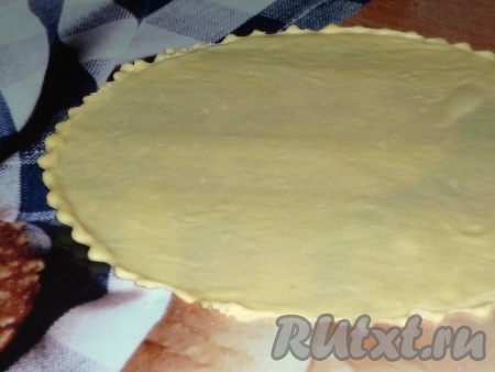 Тесто разделить на одинаковые шарики. Раскатать каждый шарик в тонкий пласт на присыпанной мукой поверхности.