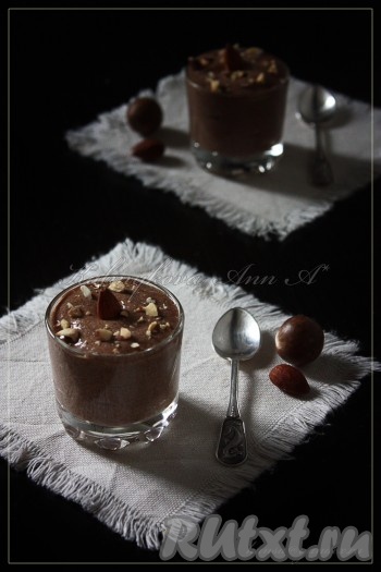 Разложить в креманки/тарелочки/чашки... кому, как удобно, украсить орешками. Можно подзаморозить уже готовый десерт из бананов дополнительно. Приятного аппетита!
