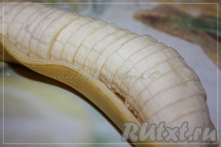 Один банан очистить и нарезать.
