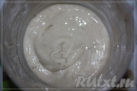 Соединить замороженный банан и половинку не замороженного, измельчить блендером.
