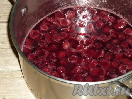 Крахмал развести в 3-4 столовых ложках воды, тщательно перемешать и тонкой струйкой, постоянно помешивая, влить в соус, варить ещё минуты 2-3. Сладкий соус из вишни должен немного загустеть. Снять с огня и измельчить блендером до получения однородной массы. Дать вишнёвому соусу остыть и поставить минут на 10 в холодильник.