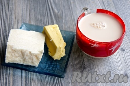 Подготовить продукты для приготовления сырного соуса в домашних условиях. Для приготовления соуса можно взять любой сыр твёрдых сортов, у меня - пармезан. Подогреть молоко до комнатной температуры на плите (или в микроволновке).