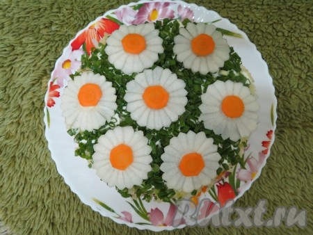 Выкладываем ромашки на салат. На каждую по центру кладём кружочек из моркови. Вкусный, сытный салат с колбасой, картофелем и морковью готов!
