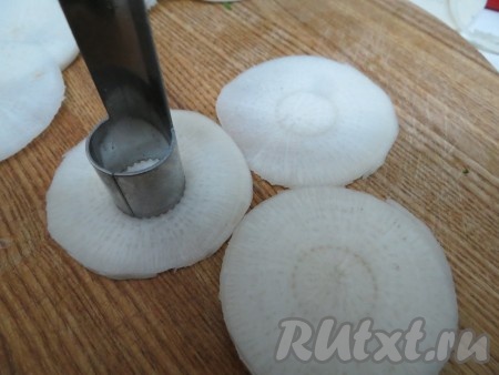 В центре каждого кружочка делаем намётку второго кружочка, чтобы его еле было видно. Это делаем при помощи небольшого кольца, металлической пробкой или любым другим острым предметом.
