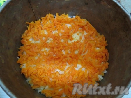 Следующим слоем выкладываем морковь, натёртую на крупной тёрке.
