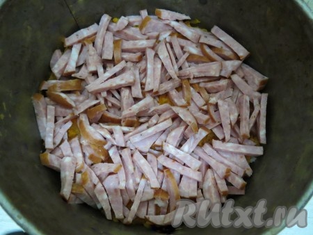 На морковь раскладываем колбасу, нарезанную соломкой.
