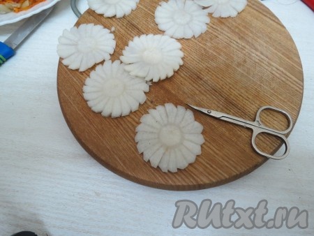 По кругу срезаем уголки у лепестков с одной стороны, затем цветок переворачиваем и опять по кругу срезаем уголки лепестков с другой стороны.
