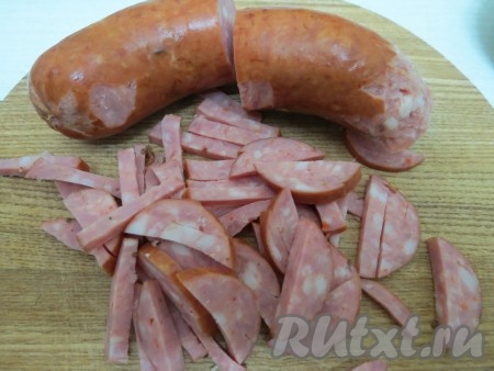 Колбасу нарезаем соломкой.
