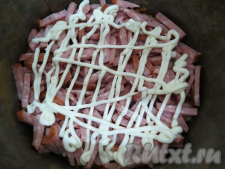 Сверху делаем сеточку из майонеза.
