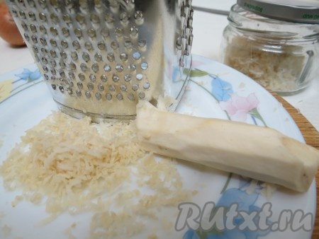 Хрен натираем на мелкой тёрке, складываем в баночку, посыпаем чайной ложечкой сахара и заливаем уксусом с водой, завинчиваем крышку. Оставляем на пол часа мариноваться.
