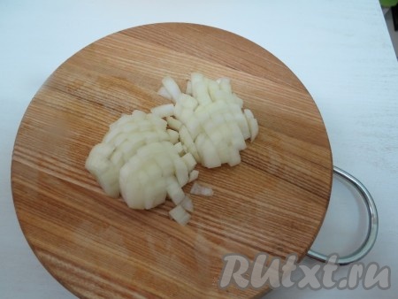 Лук мелко нарезаем.
