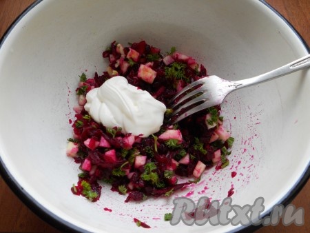 В салат добавить сметану (или майонез), соль и перемешать.