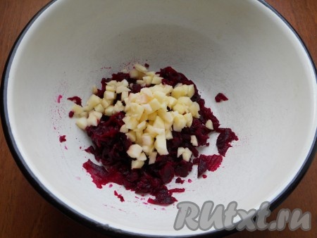 Предварительно отварить в кожуре свеклу (на варку потребуется минут 50-60), остудить, очистить и натереть на крупной тёрке. Зелень вымыть, обсушить. Чеснок очистить. Яблоко очистить от кожуры и семян, нарезать на небольшие кубики. Соединить в миске свеклу и яблоко.