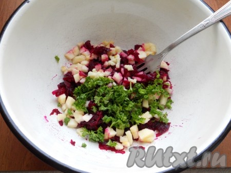 Мелко нарезанную зелень и пропущенный через пресс чеснок добавить к яблоку и свекле.