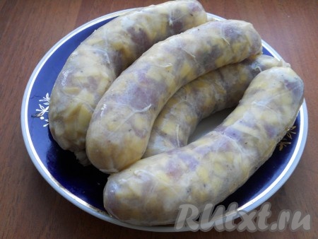 Очищенные кишки замочить в воде с добавлением уксуса (на 100 миллилитров воды - 1 чайная ложка уксуса 9%), промыть под проточной водой, надев один конец кишки на гусак крана. Начинить кишки&nbsp;подготовленной смесью в виде колбасок длиной 10-15 сантиметра, завязать концы колбасок с двух сторон.