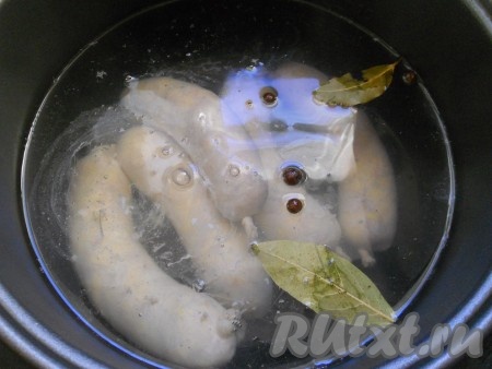 Далее каждую картофельную колбаску нужно проколоть иголкой в нескольких местах. В кастрюле нагреть воду. Вода должна быть достаточно горячей, но не кипящей. Посолить воду, добавить лавровые листья и душистый перец горошком. Аккуратно выложить колбаски, как только вода начнёт закипать, сразу переставить кастрюлю на минимальную конфорку, уменьшить огонь до минимума и варить 20-25 минут. Я отварила картофельную колбасу в мультиварке, выставив режим "Мультиповар" на 97 градусов на 25 минут и закрыв крышку.