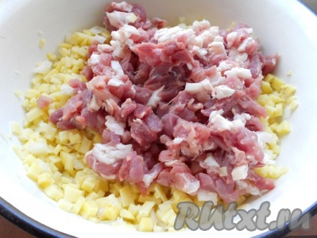 Нарезанные мясо с салом переложить к картофелю и луку.