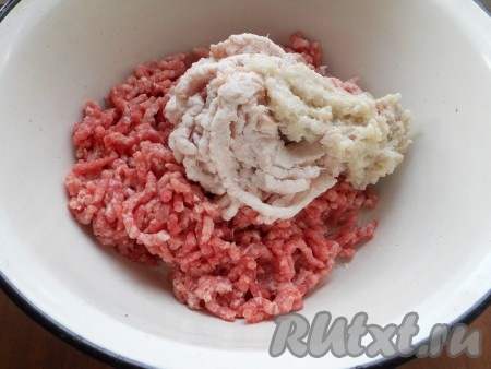 Лук очистить. Свинину и сало вымыть, обсушить. Пропустить через мясорубку свинину, сало и лук, перемешать.