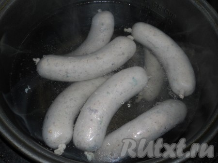 Далее колбаски следует отварить в подсоленной воде при минимальном кипении. Колбаски аккуратно опускать в горячую воду и варить 30 минут с момента закипания на минимальном огне. Очень удобно делать это в мультиварке. Я выставляю режим "Мультиповар" на 97-98 градусов, время 1 час. Через 30 минут опускаю в воду колбаски, накрываю крышкой и варю оставшееся время (30 минут).