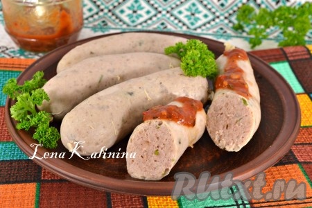 Мне хотелось сделать колбаски по типу мюнхенских белых колбасок, поэтому готовые горячие колбаски я сразу же поместила в холодную воду на 2-3 минуты. Таким образом колбаски останутся белыми и не потемнеют. Кушать нужно сразу, в горячем виде, снимая свиную оболочку. Подать эти сочные домашние колбаски можно с острым соусом.