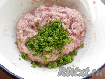 Далее фарш следует очень хорошо вымесить так, чтобы получилась почти однородная липкая масса. Добавить к фаршу свежую измельчённую петрушку (можно и не добавлять или добавить сушёную петрушку). Перемешать.