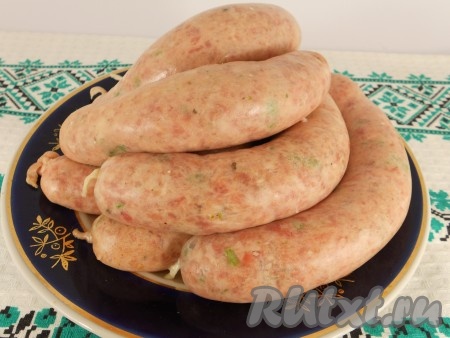 Колбаски делать длиной 10-15 сантиметров. Затем проколоть колбаски иголкой со всех сторон. Это нужно для выхода воздуха во время варки или жарки колбасок.