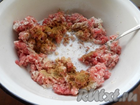 Добавить соль, специи и влить холодное молоко.