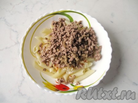 К макаронам с луком выложить измельченную в мясорубке печень.
