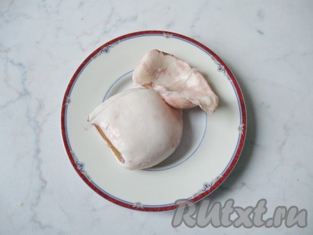 Разморозить тушку кальмара. Если тушка не очищена, тогда снять с поверхности кальмара тёмную плёночку, убрать хорду, находящуюся внутри. Вскипятить в кастрюле воду, выложить тушку кальмара и с момента закипания варить 20 секунд. Затем достать кальмара из кипятка и полностью остудить.