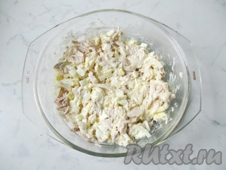 Перемешать все ингредиенты салата.