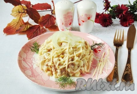 Изумительно вкусный салат, приготовленный из куриной грудки и кальмаров, можно сразу подавать к столу.