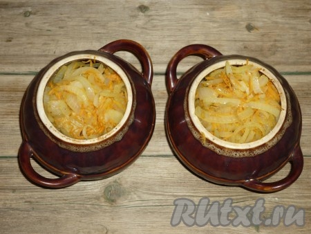 На дно каждого горшочка налить 5-6 столовых ложек воды, выложить кусочки свинины, сверху разложить картофель и обжаренные морковку с луком. Накрыть горшочки крышками, поставить в холодную духовку. Включить духовку и готовить 1 час 30 минут при температуре 180 градусов. Готовность блюда можно проверить по картофелю, он должен легко прокалываться вилкой.