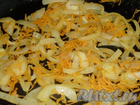 Лук и морковь почистить. Лук нарезать полукольцами, морковку натереть на крупной тёрке. Выложить овощи в сковороду, в которой обжаривалась свинина, перемешать овощи и обжаривать их, иногда помешивая, в течение 5 минут на среднем огне.