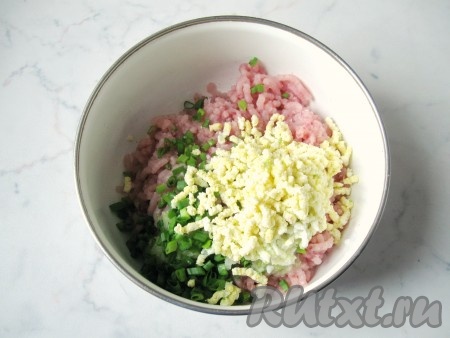 Яйца сварить вкрутую (в течение 10 минут с начала кипения воды), охладить и очистить. Яйца вместе с очищенным репчатым луком пропустить через мясорубку в миску с рыбным фаршем. По желанию можно добавить в рыбный фарш мелко нарезанный зелёный лук (или другую зелень).