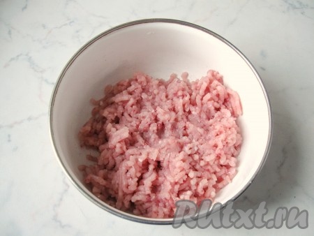 Для приготовления котлет можно взять покупное рыбное филе. А можно взять тушки рыбы, разморозить, отделить филе от костей и кожи. Филе рыбы 2-3 раза пропустить через мясорубку. Это необходимо, чтобы перемололись все мелкие косточки, если в друг они остались после отделения рыбного филе от костей.