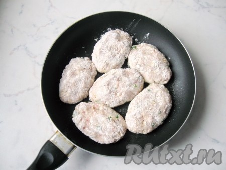 Из полученного фарша влажными руками сформировать котлеты и обвалять их в муке. Выложить на горячую сковороду с подсолнечным маслом.