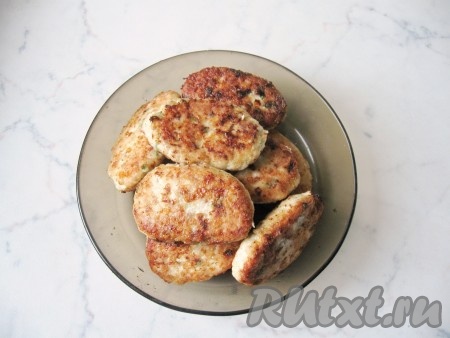 Обжарить котлеты, сформированные из рыбного фарша и варёных яиц, с двух сторон до румяной корочки (примерно по 4-5 минут с каждой стороны) на среднем огне. Затем в сковороду влить 50 миллилитров воды, накрыть крышкой, после закипания воды протушить котлетки минут 5-7 на маленьком огне.