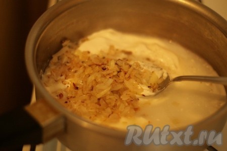 Разогреть в сковородке 2 столовые ложки топленого масла, обжарить в нем лук до мягкости на среднем огне, увеличить огонь до максимума и обжаривать до золотистого цвета лука. Половину стакана кипяченой воды (или бульона) смешать со сметаной, луком, горчицей, солью и черным перцем. Добавить сметанную смесь в кастрюлю и тушить на маленьком огне в течение 2-3 минут.
