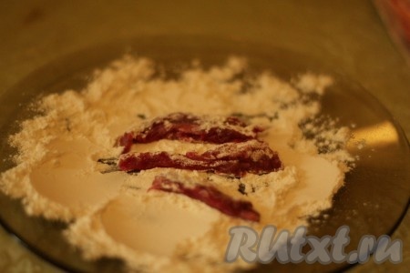 Каждый кусочек мяса обвалять в муке.
