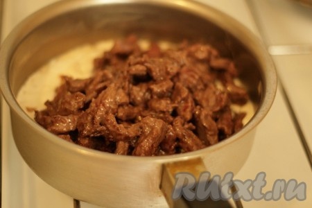 Сильно нагреть большую сковороду с толстым дном, растопить масло. Обжарить мясо с двух сторон на сильном огне не больше 5 минут. Если сковорода недостаточно большая, необходимо жарить мясо частями, чтобы оно именно жарилось, а не тушилось. Переложить мясо в кастрюлю со сметанным соусом, прогреть, но не кипятить и дать постоять еще 10-15 минут в теплом месте.
