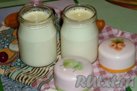 Перед употреблением йогурта можно придать ему разные вкусы, добавляя мёд, варенье или свежие ягоды и фрукты.
