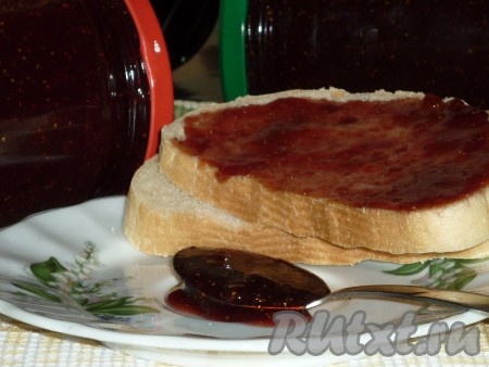 Вкусный, ароматный, густой клубничный джем, сваренный с добавлением лимонного сока, станет прекрасным дополнением к чаю. А я очень люблю намазывать его на булочку.
