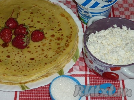 Яйца с солью и сахаром взбить венчиком. Добавить растительное масло и тёплое молоко. Постепенно добавляя просеянную муку, взбивать тесто до получения гладкой консистенции, без комочков. Сковороду хорошо разогреть, первый раз смазать сковороду растительным маслом и выпекать блины, как обычно (после первого блина маслом больше сковороду не смазываем, так как мы добавили масло в блинное тесто).
