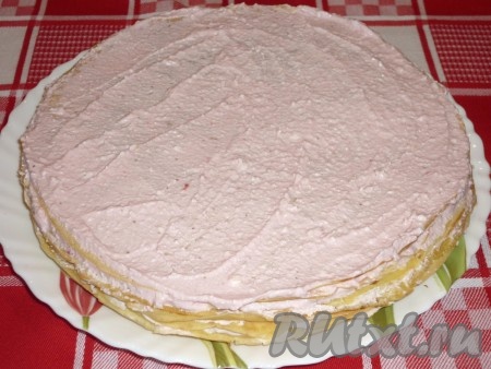 Сверху также смазать блинный торт тонким слоем творожного крема и украсить клубничкой.
